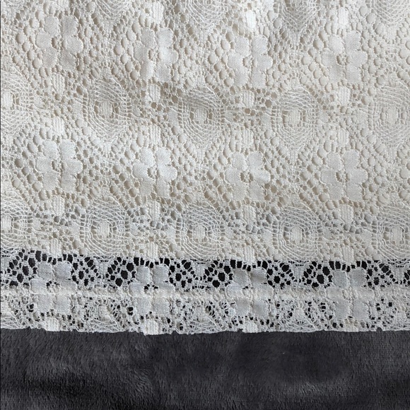 Sleeveless Lace Dress - Picture 2 of 3